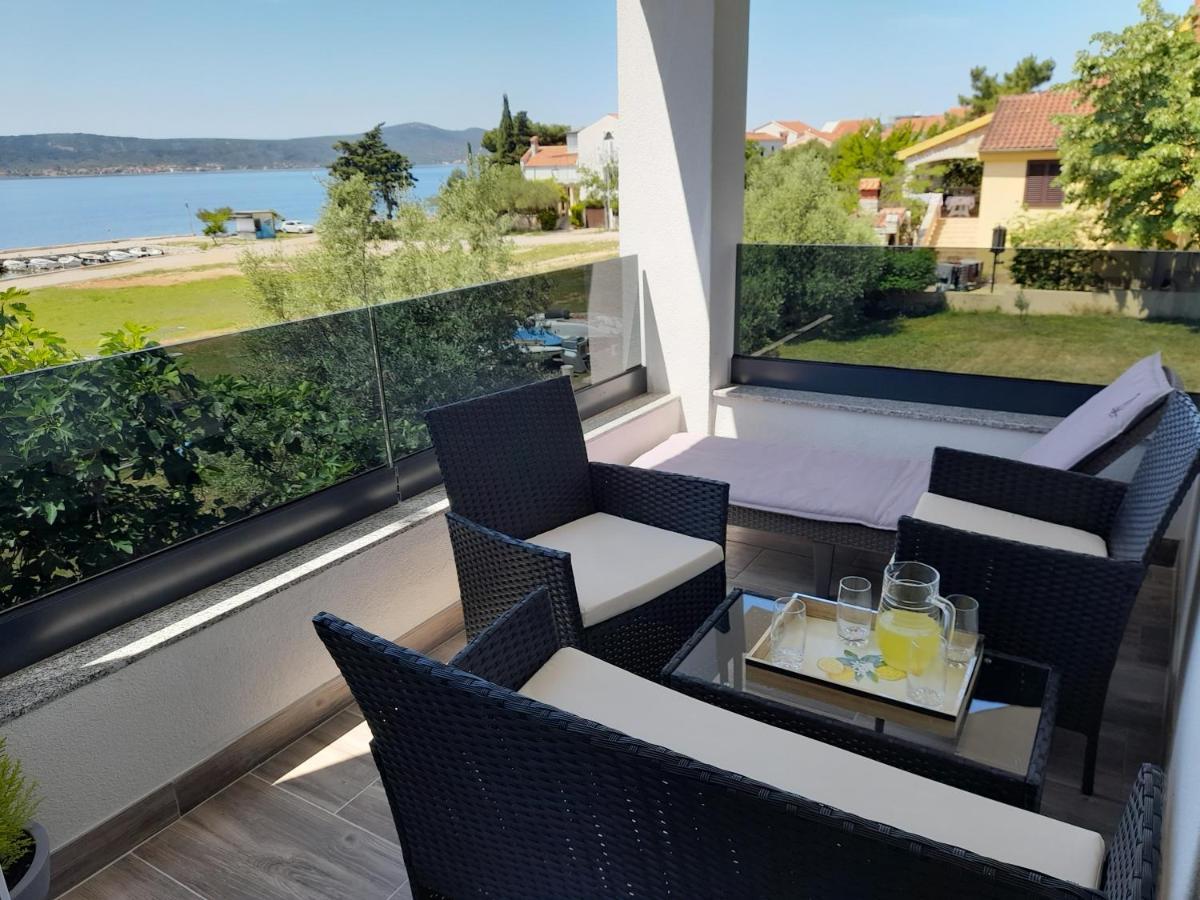 Apartman Prvi Red Do Mora Sveti Filip i Jakov Exterior photo