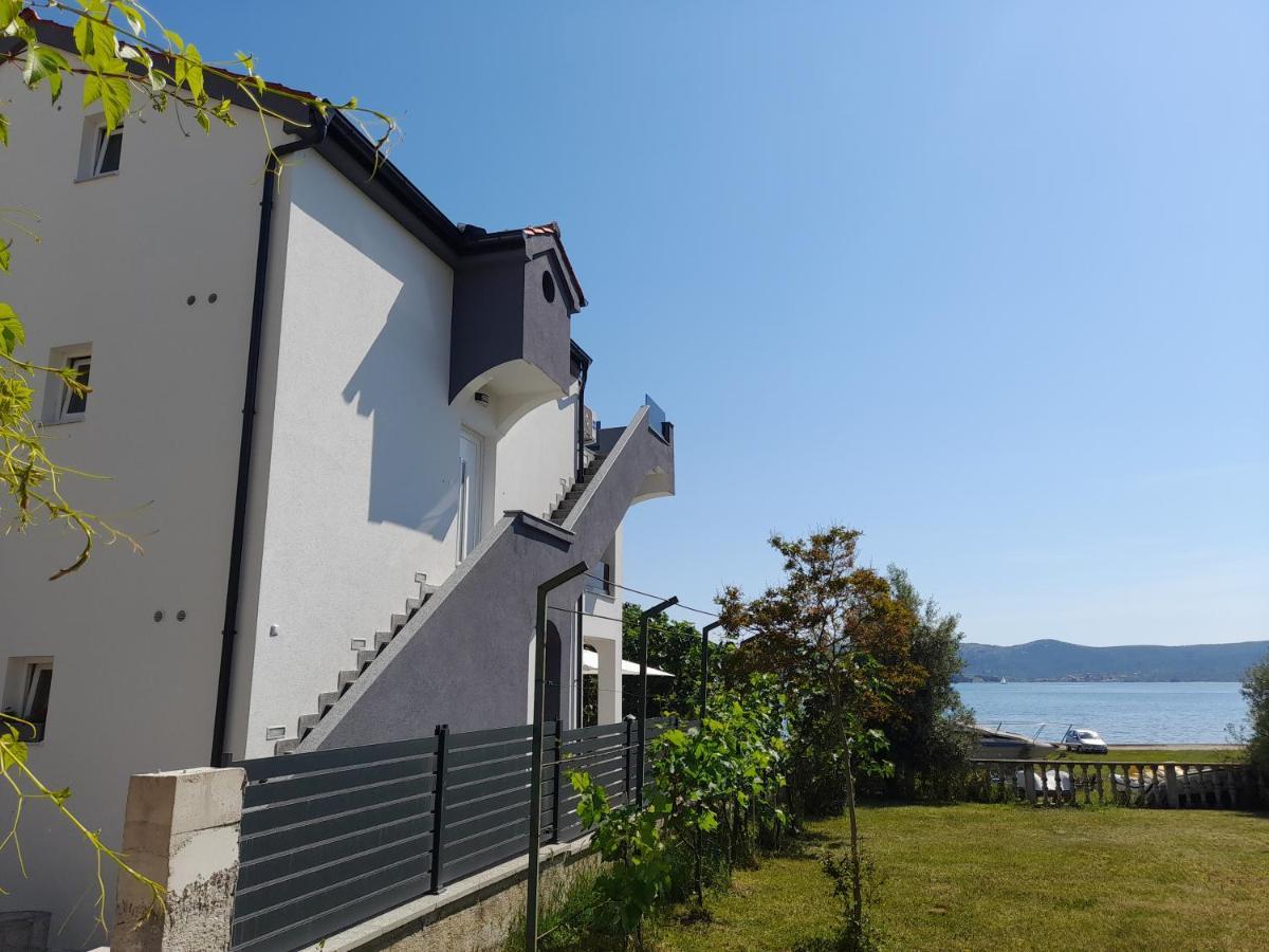 Apartman Prvi Red Do Mora Sveti Filip i Jakov Exterior photo